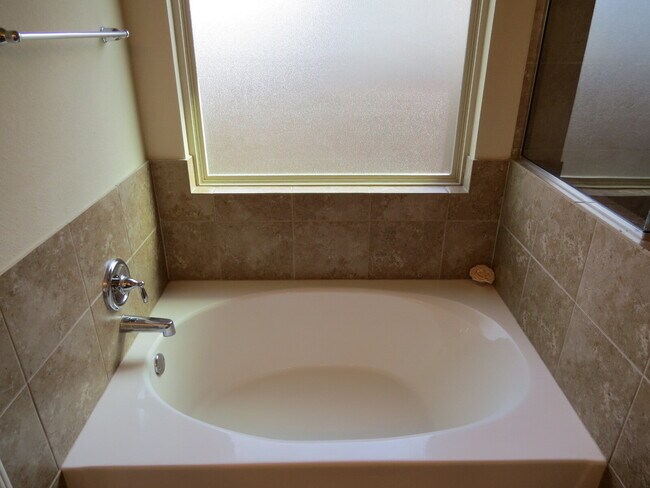 Building Photo - "Charming 4-Bed Oasis with Granite Touches...