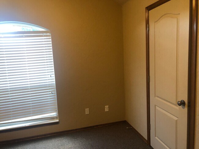 Building Photo - 3604 Kensington Dr