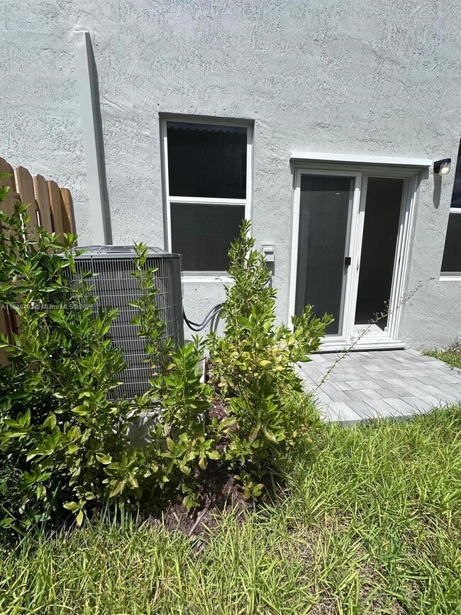 Building Photo - 1183 1st Ter