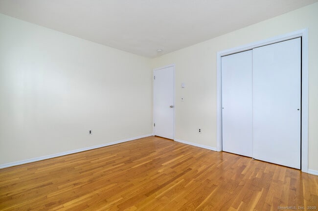 Building Photo - 922 Shippan Ave