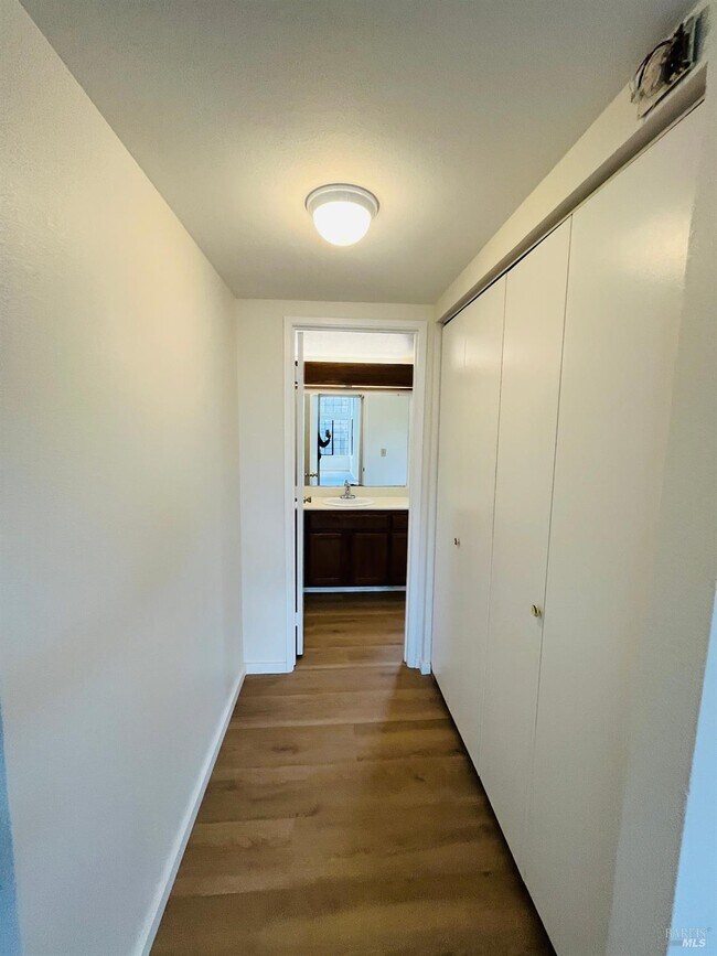 Building Photo - 111 Thresher Dr