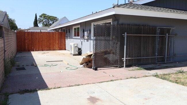 Building Photo - 2 bedrooms 2 baths corner home in Imperial Beach.
