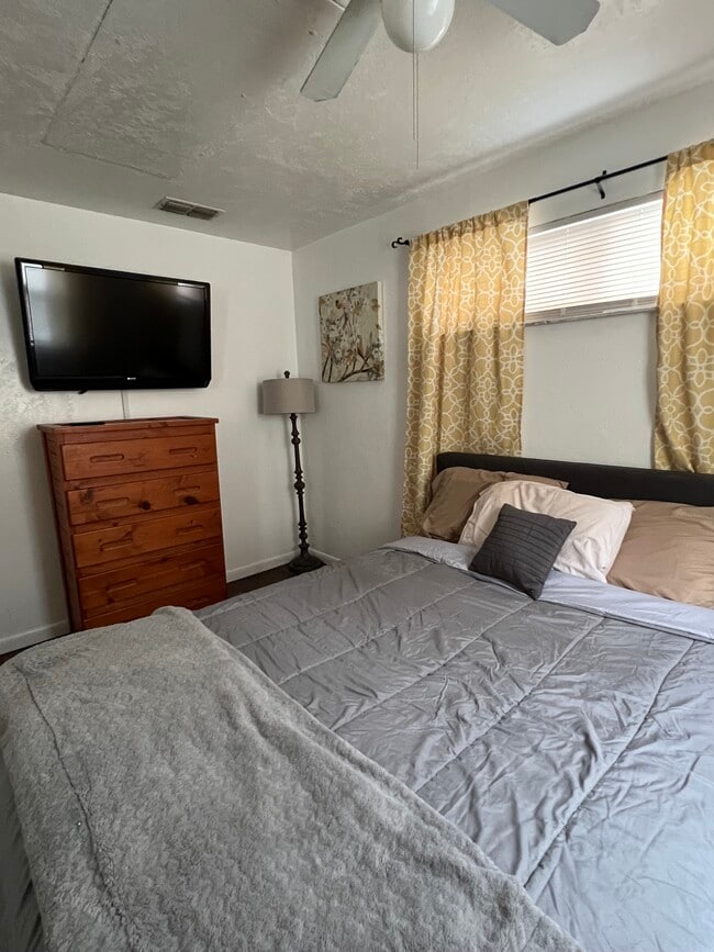 Building Photo - 2401 S Mellonville Ave