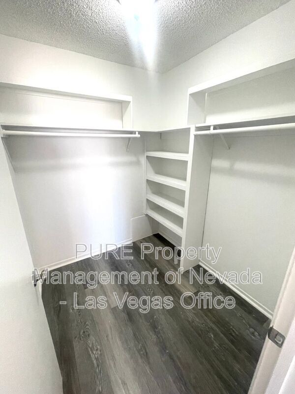 Building Photo - 1405 E Vegas Valley Dr