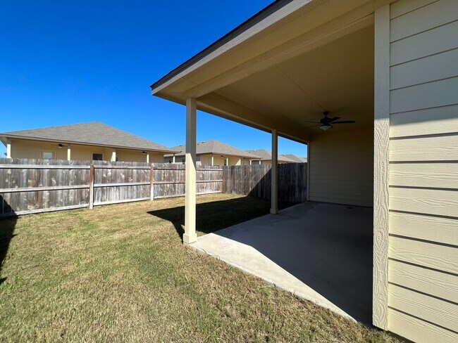 Building Photo - Luxury 3/2 Duplex in Seguin, Texas