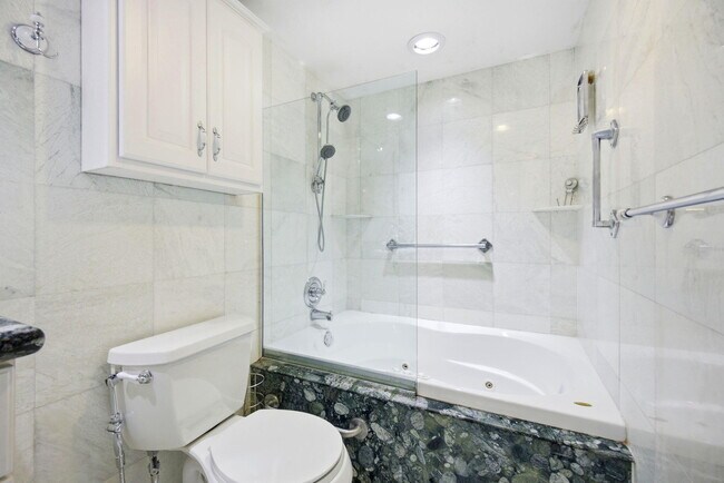 Building Photo - 3507 Oaks Way