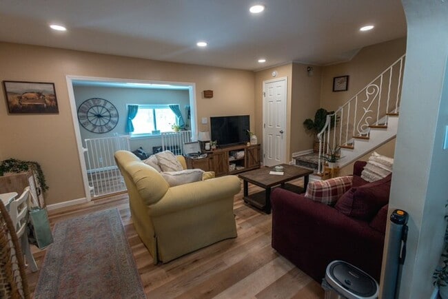 Building Photo - Remodeled 2BR House