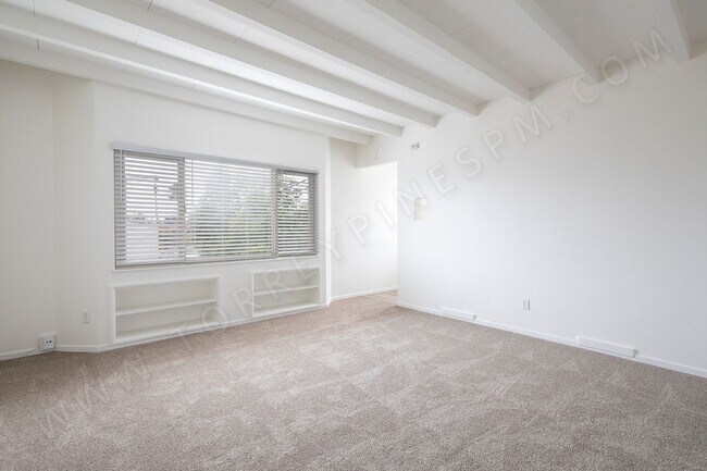 Building Photo - *OPEN HOUSE: 9/21 1-2PM* Studio in La Joll...