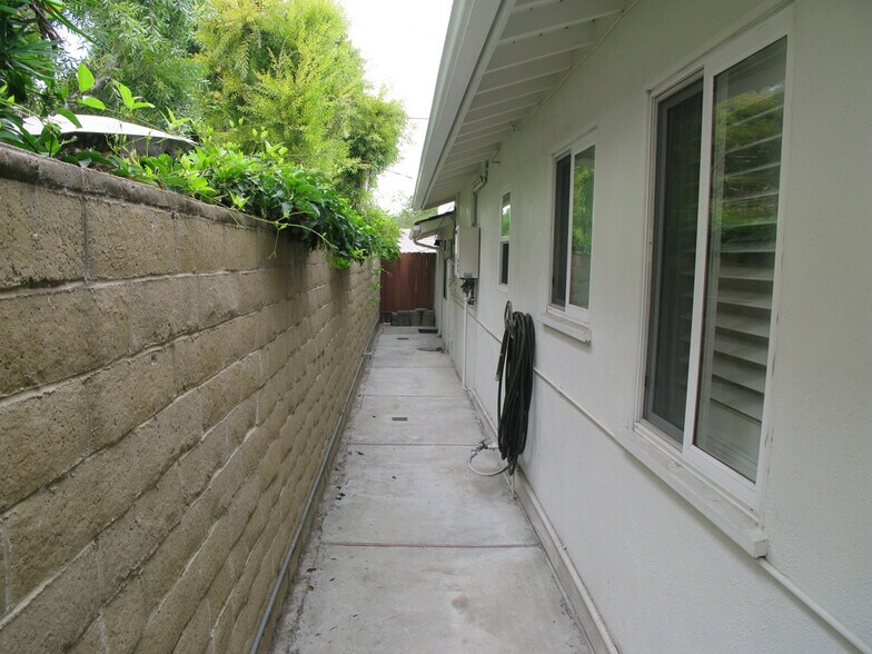 Building Photo - 5137 E Vista Hermosa St
