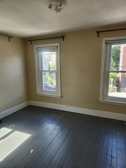 Building Photo - 535 Green Ln