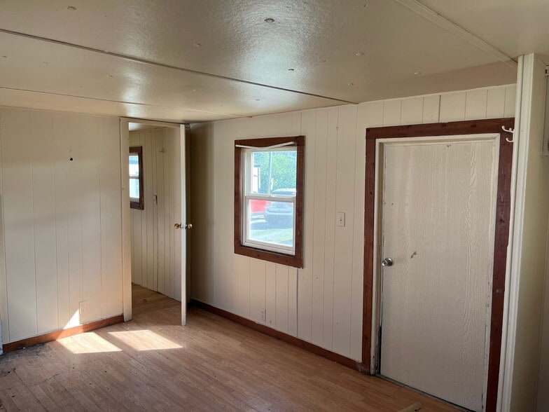 Building Photo - 1130 MT-135