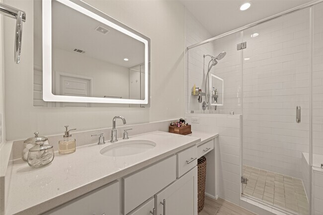 Building Photo - 1027 Gross St