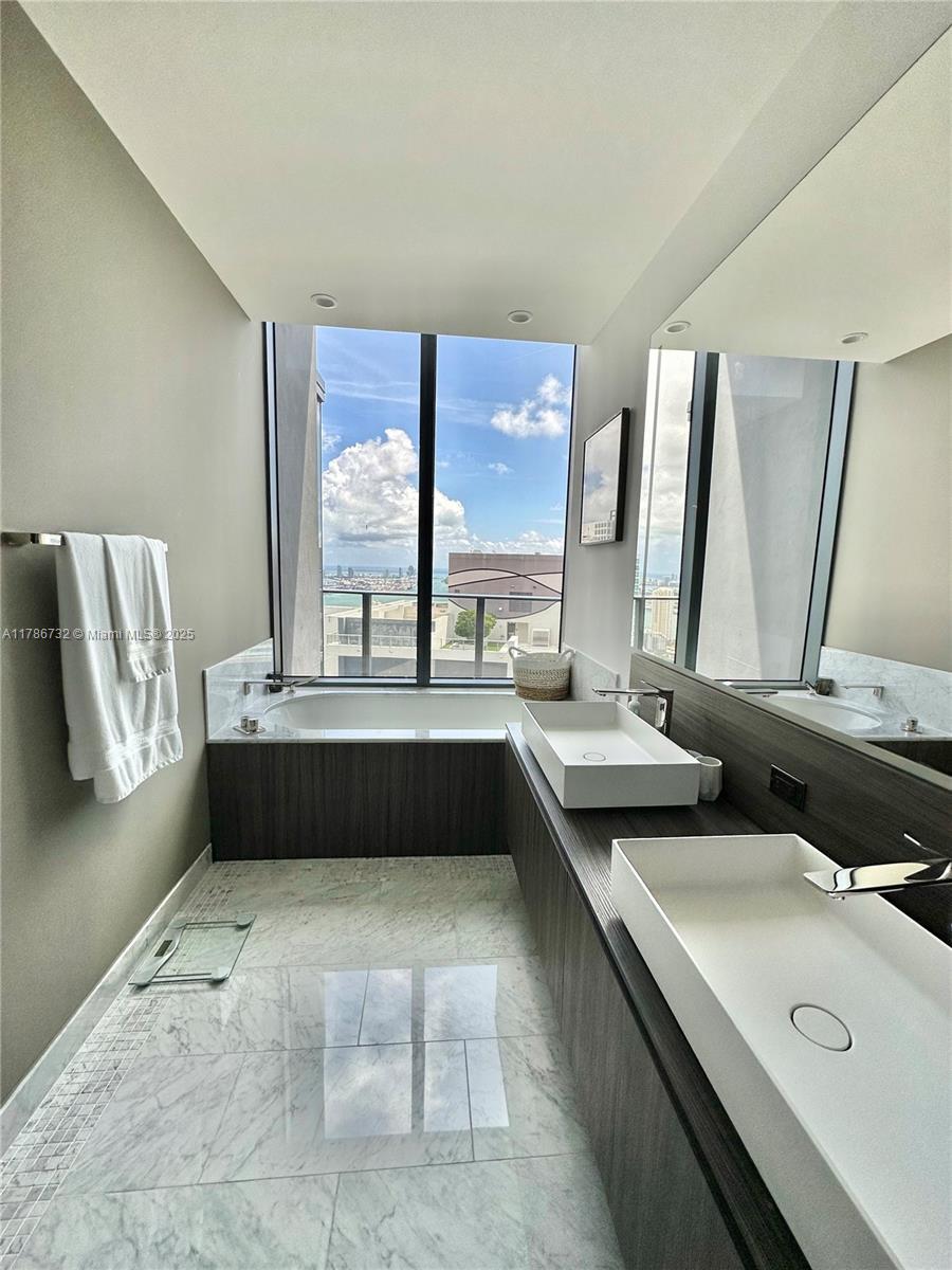 Building Photo - 1000 Brickell Plz
