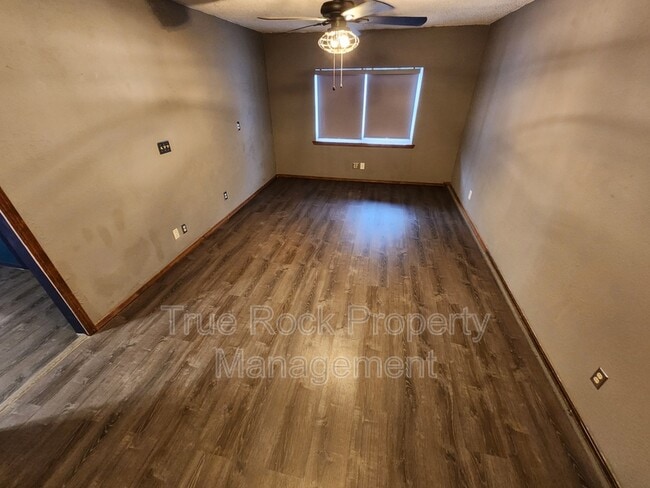 Building Photo - 729 E 22nd St