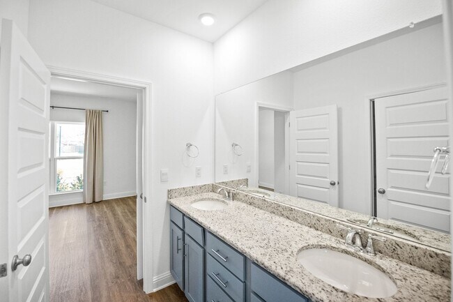 Building Photo - DON'T MISS OUT!