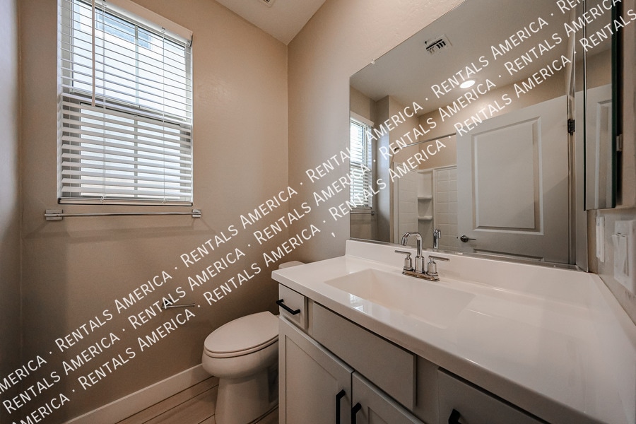 Building Photo - 1321 W Coyote Dr