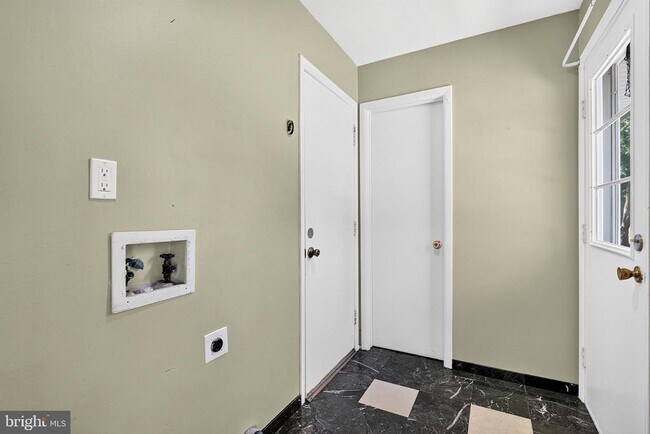 Building Photo - 12 Mershon Ln