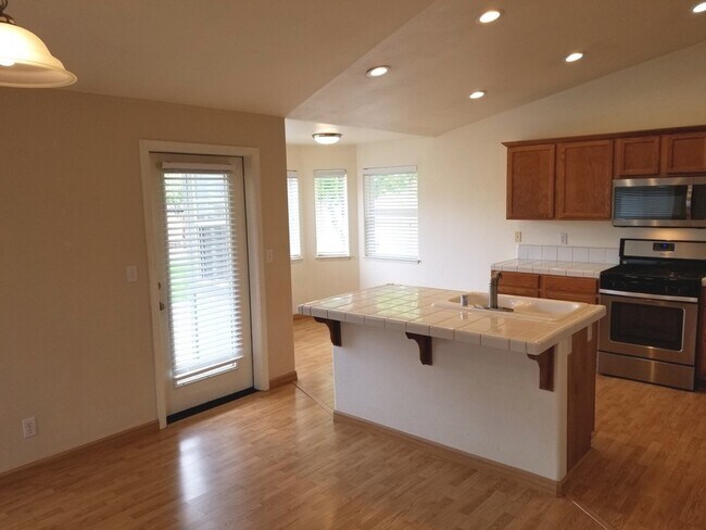 Building Photo - 4 Bedroom Home in Chichester Estates HOA