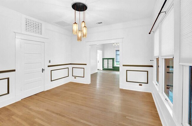 Building Photo - 608 W Hopkins St