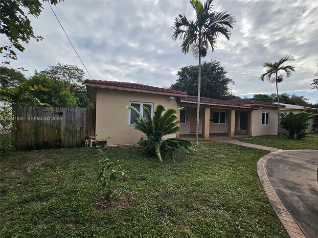 Building Photo - 1100 NE 115th St