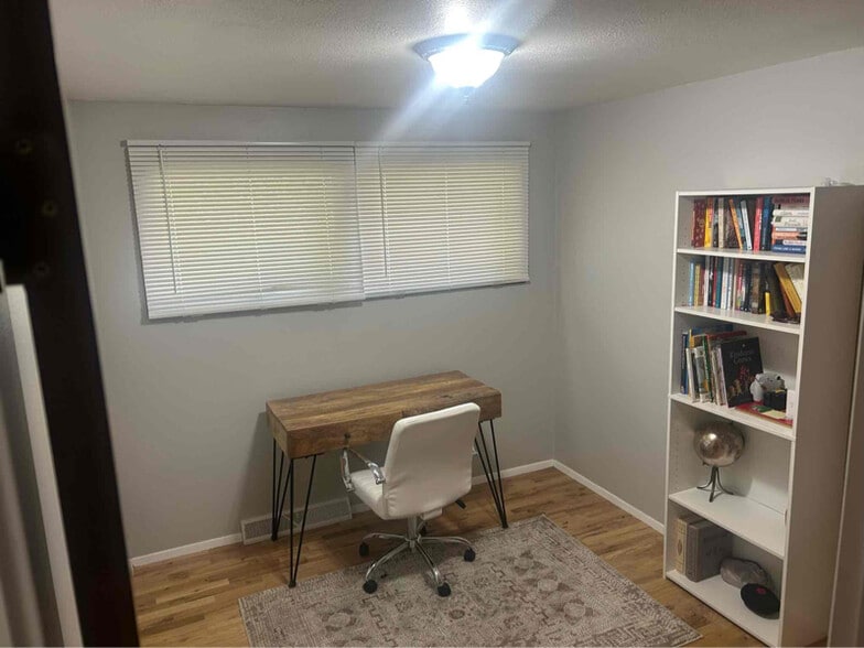 Building Photo - 712 25th Ave NE