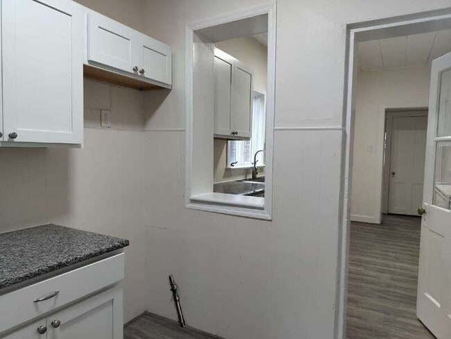 Building Photo - 547 Centre St