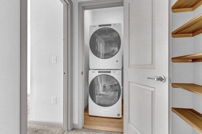 Building Photo - Townhome 3Bed 2Bath - Long Realty and Property Reality