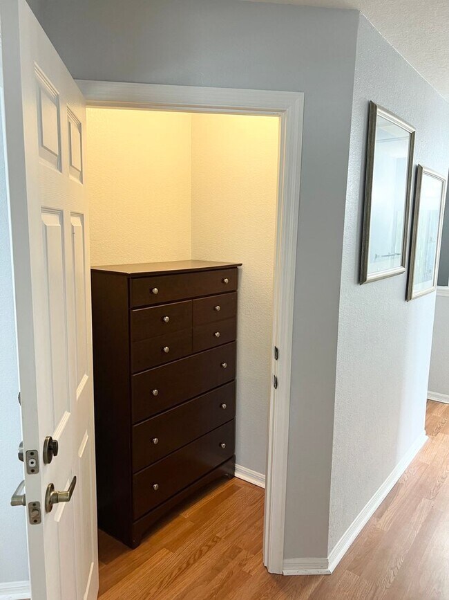 Building Photo - Fully Furnished 4 Bedroom 3 Bath Townhome ...