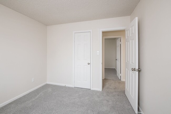 Building Photo - Newly Renovated 3 Bedrooms 2.5 Bathroom Home