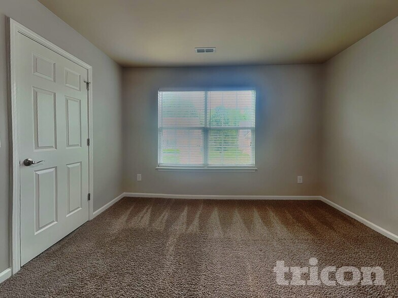 Building Photo - 2190 McLaughlin Dr