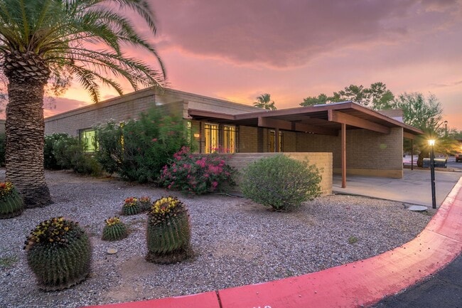 Building Photo - 510 W Cll Lago