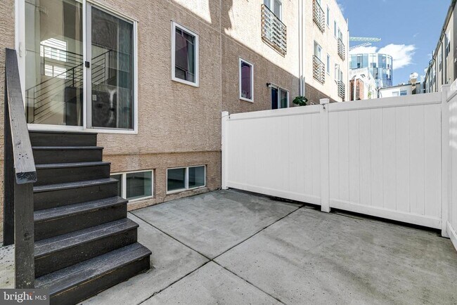 Building Photo - 220 W George St