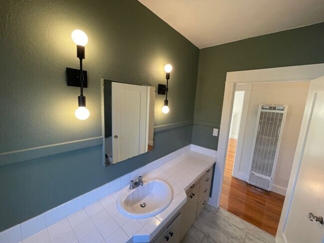 Building Photo - 2 Bedroom 1 Bath Craftsman