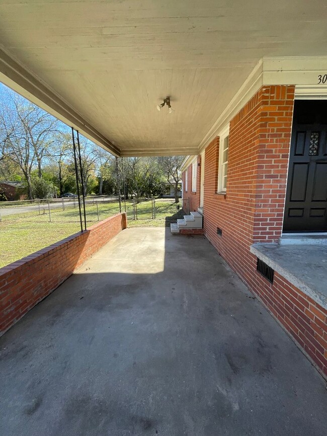 Building Photo - ** 3 Bed 1 Bath located in Chisholm ** Cal...