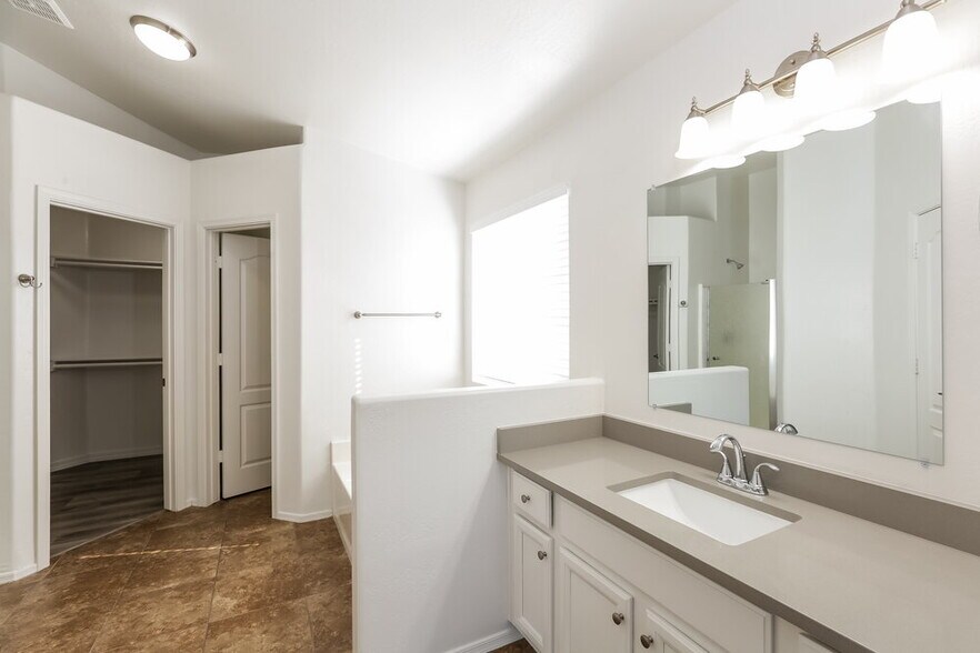 Building Photo - 1105 E Blackhawk Dr