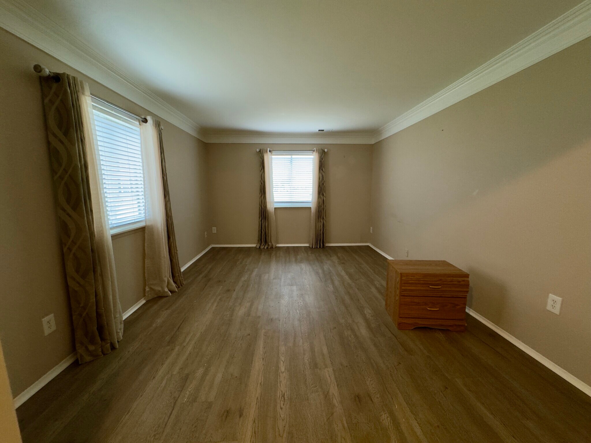 Building Photo - 20037 Village Green Ct