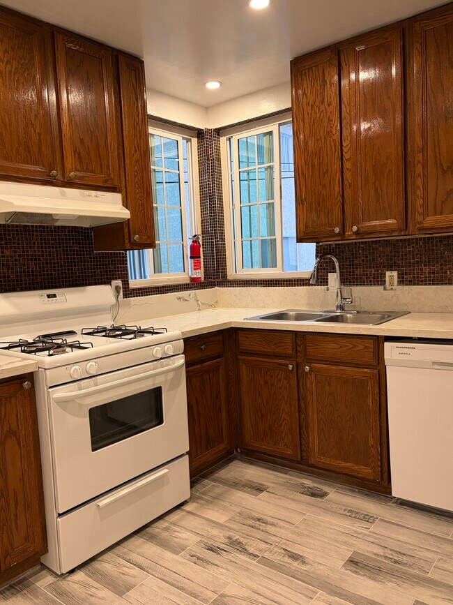 Building Photo - 1706 Scott Rd