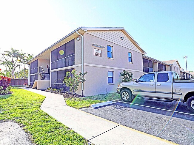 Building Photo - 5305 Summerlin Rd