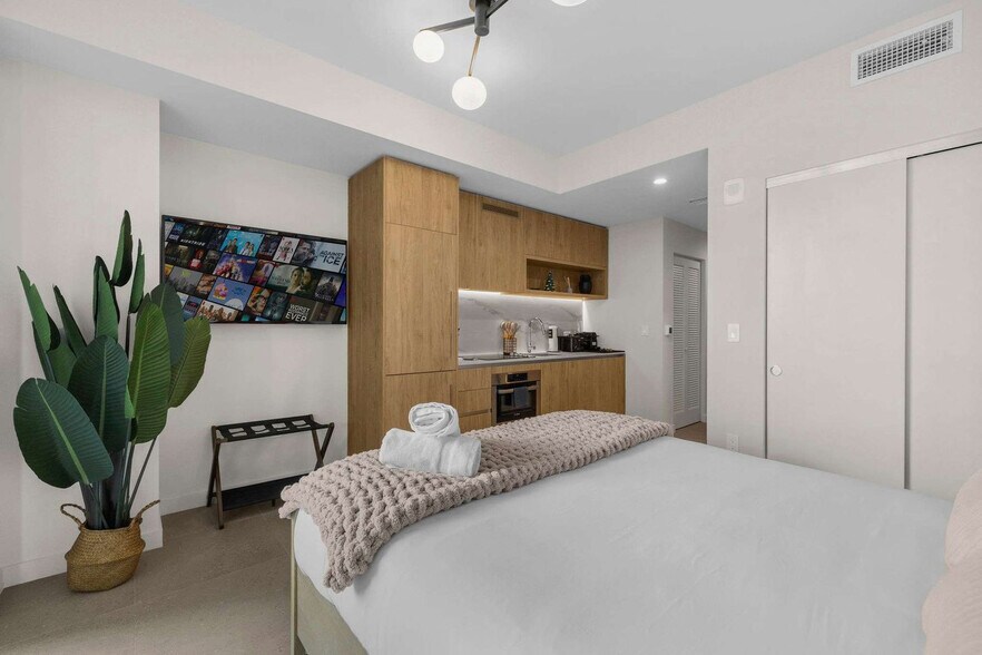 Building Photo - 11 NE 6th St