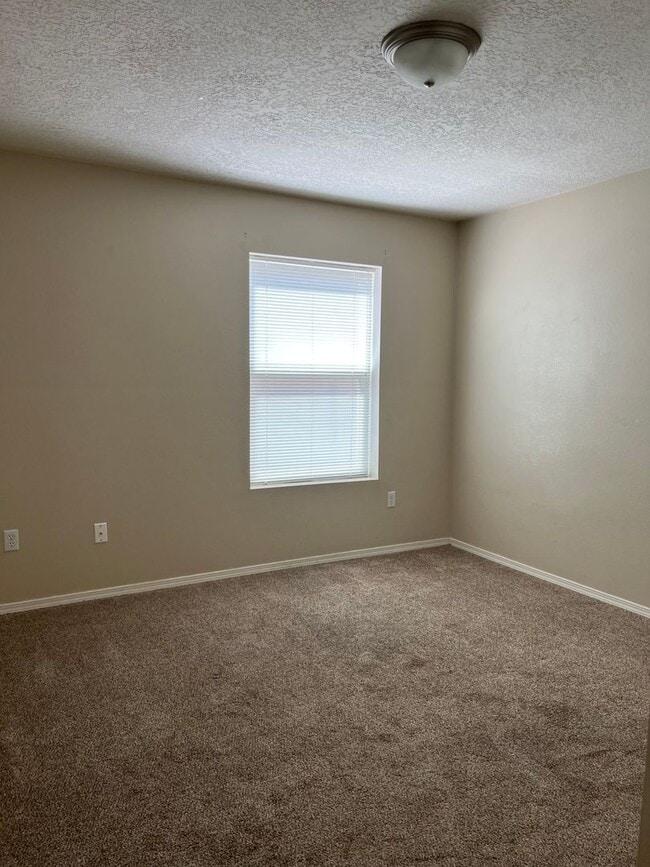 Building Photo - Fabulous 3 Bedroom Rental