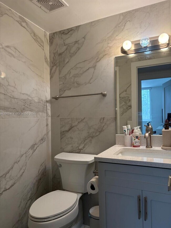 Building Photo - 4200 Hillcrest Dr