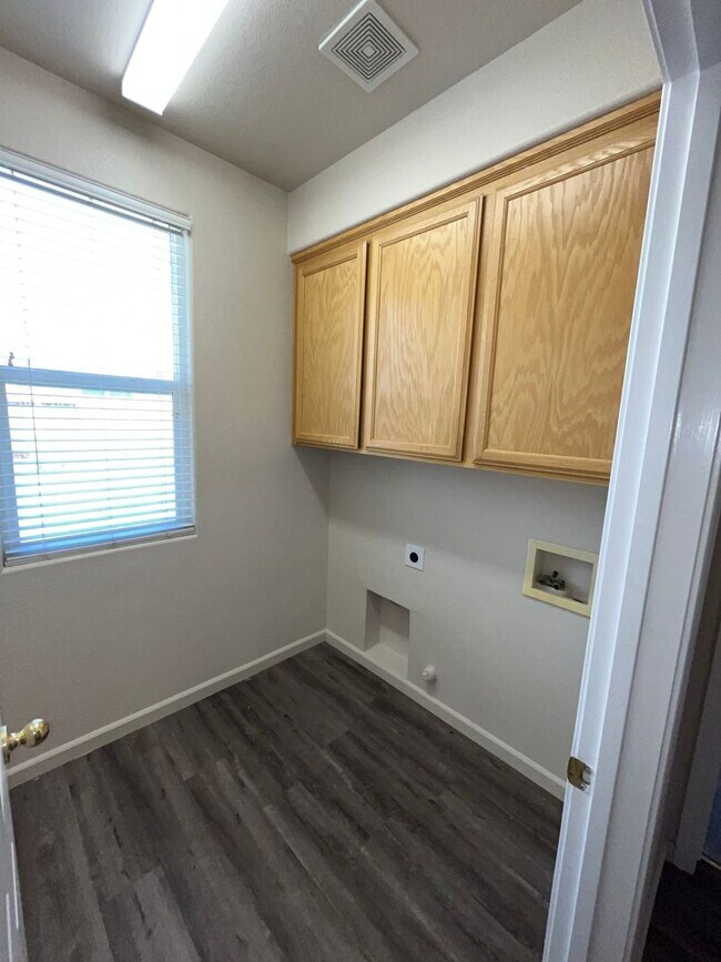 Building Photo - 5 Bed | 3.5 Bath | 2368 SF | 2 Car garage | Two Story | Tenant pays $175 for WS&G