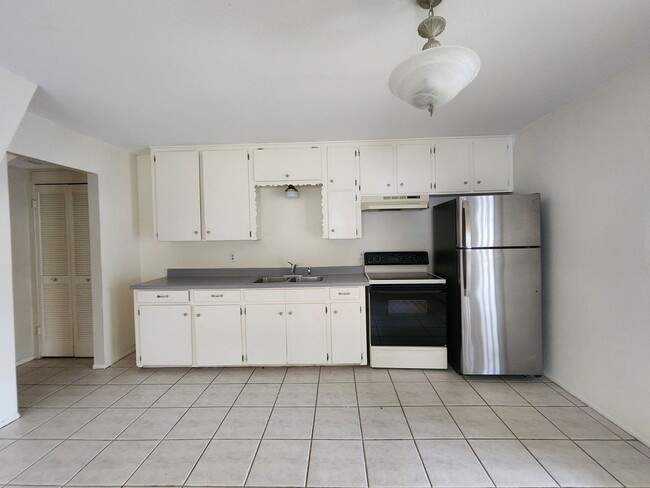 Building Photo - Walk to the Comal River, Schlitterbahn, & Downtown NB /1/1 Duplex with Courtyard! Includes Fridge...