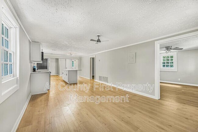 Building Photo - 2845 3rd Ave SW