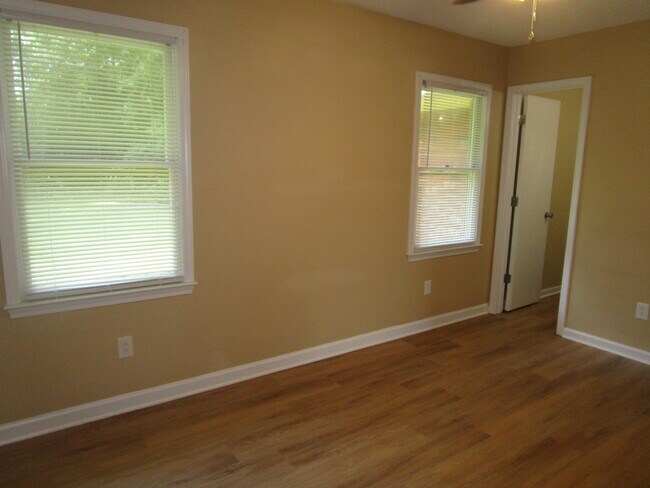 Building Photo - 1320 Race Track Rd