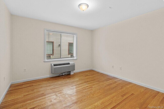 Building Photo - 160 Chatterton Ave