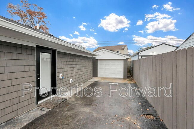 Building Photo - 1734 Eastfield Dr N