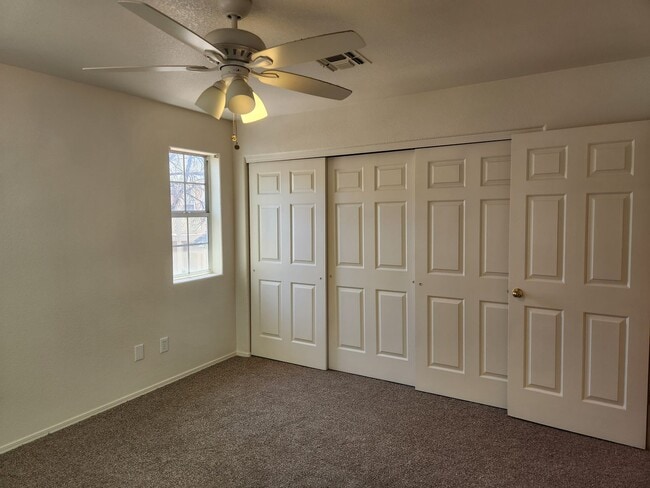 Building Photo - 2 bed / 1 bath in 4 Plex