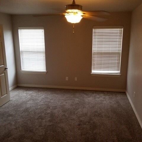 Building Photo - 568 N Longfellow Ln