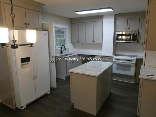 Building Photo - 589 McDermott St